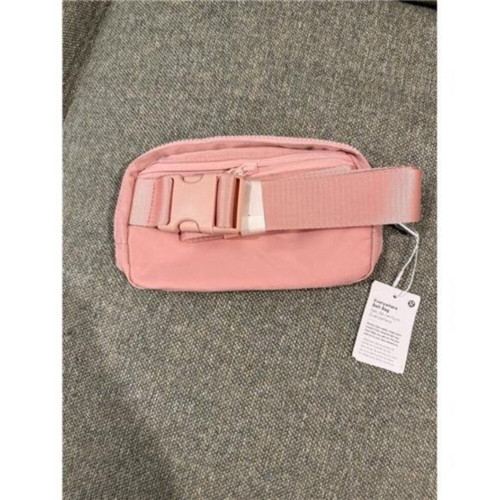 Lululemon crossbody bag Light Pink Cute Color, NWT 1L - Picture 2 of 2